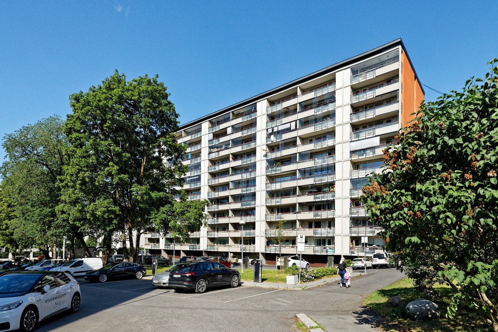 Borettslaget disponerer 15 garasjeplasser og 56 utendørs parkeringsplasser som leies ut etter venteliste Galleribilde