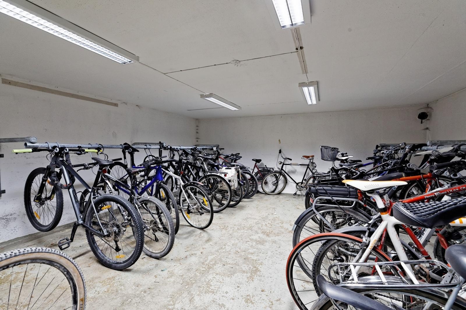 Borettslaget har felles sykkelparkering i kjeller Galleribilde