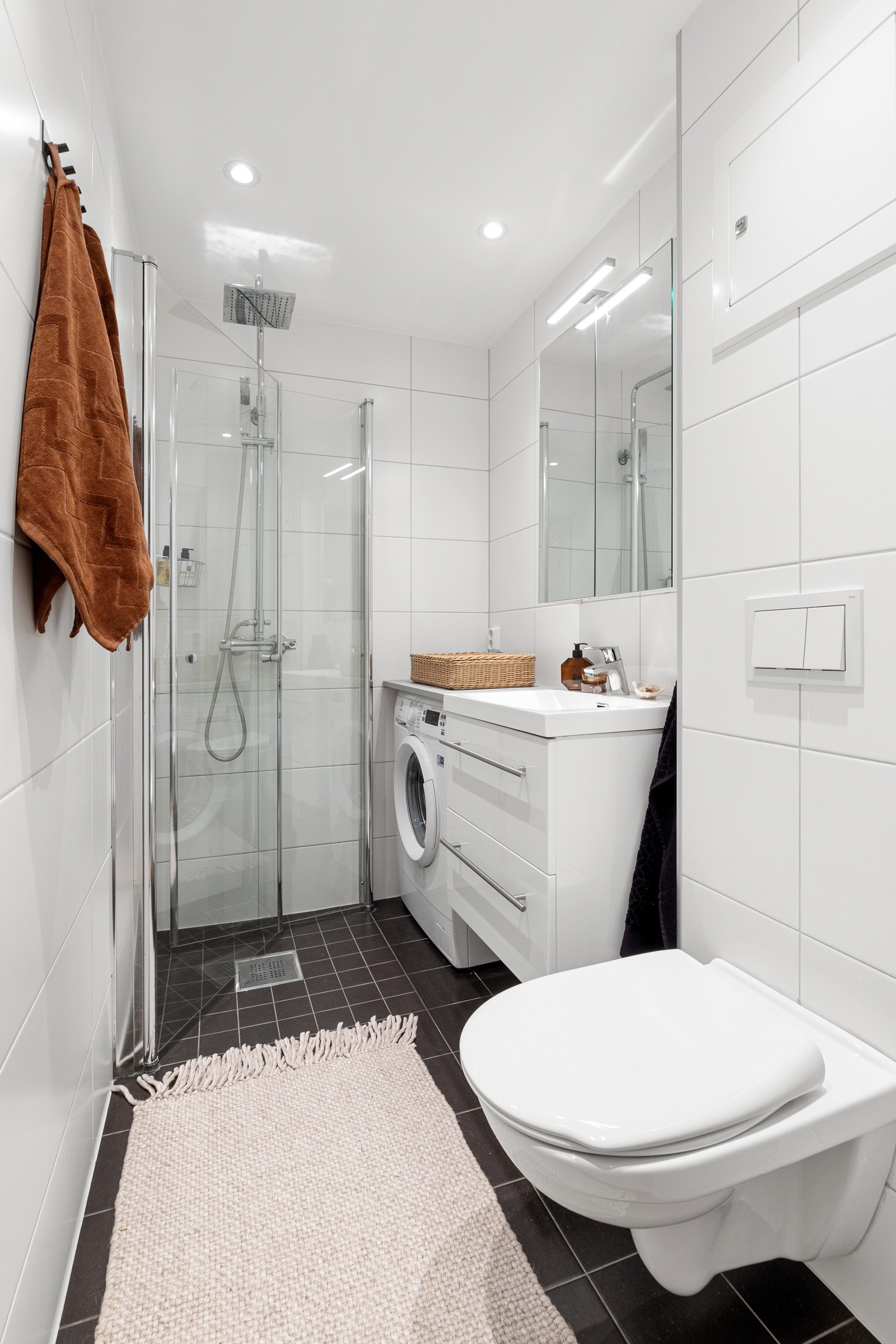 Delikat bad pusset opp i 2018 med svingbare dusjvegger og termostatstyrt dusjbatteri i krom med både hånd- og regnfallsdusj Galleribilde