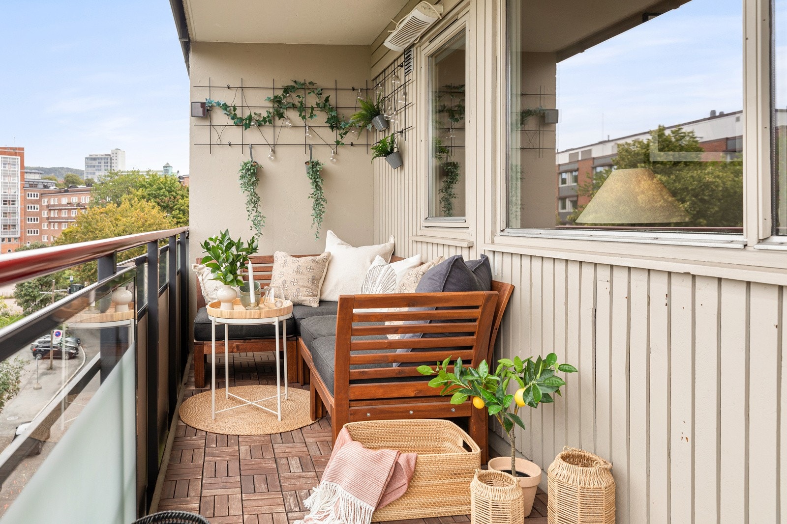 Leiligheten har utgang til vest-vendt balkong med god plass til utemøblement Galleribilde