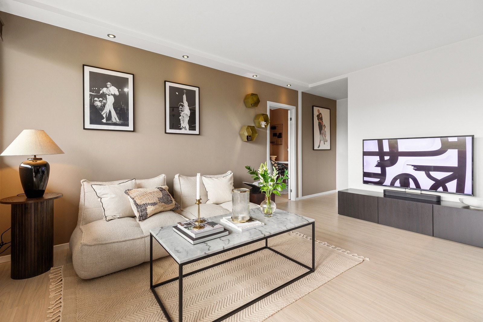 Stuen er malt i tidsriktige farger Galleribilde