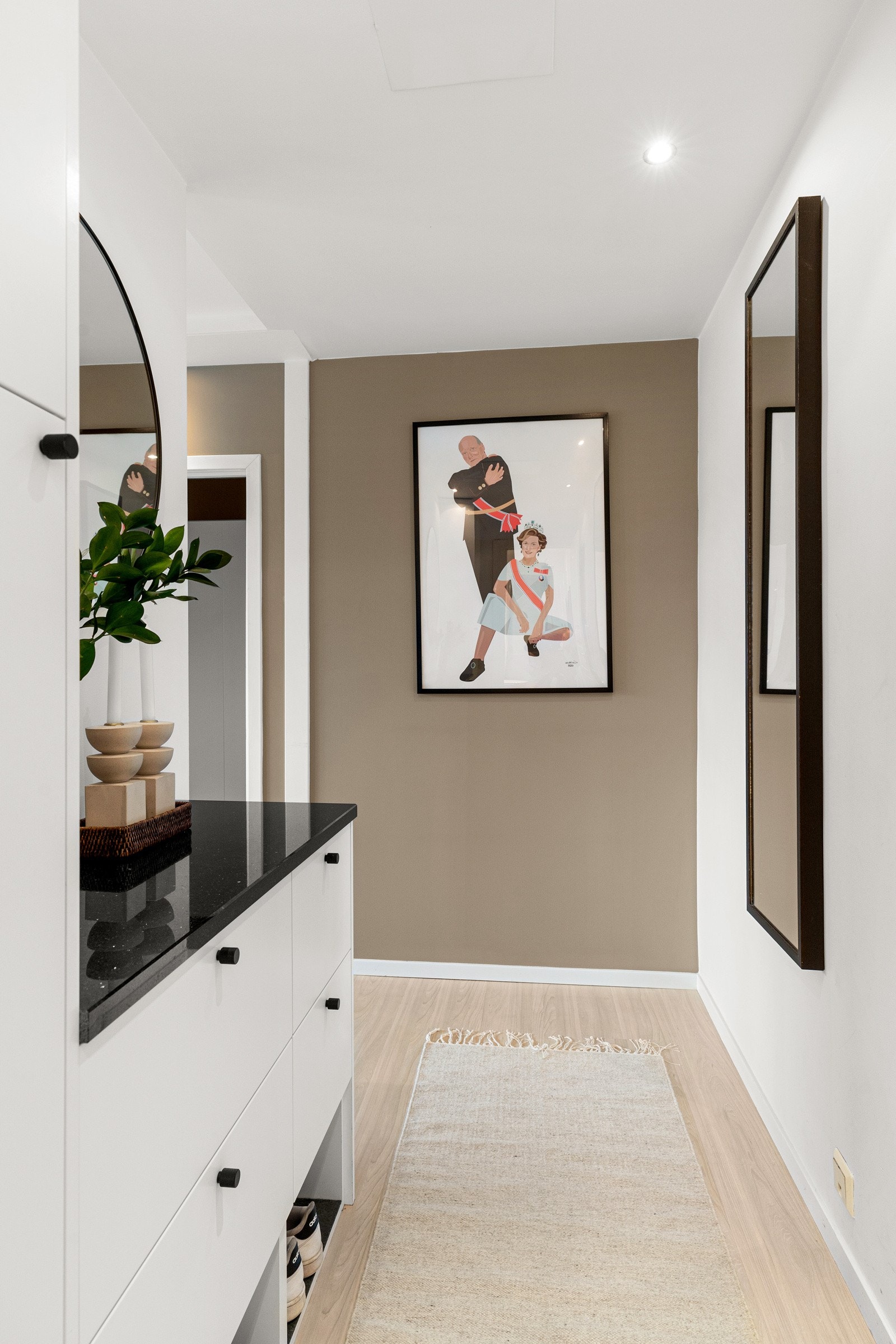 Lyst inngangsparti som gir et godt førsteinntrykk av hva boligen har å by på Galleribilde