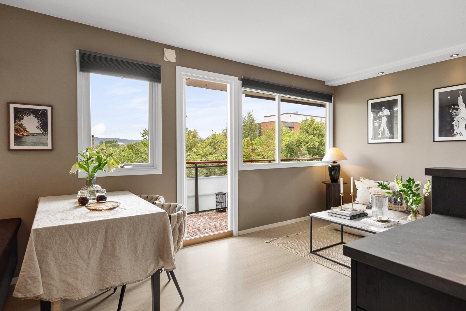 Store vindusflater som slipper inn rikelig med naturlig sollys. Ny balkongdør installert i 2024 Galleribilde