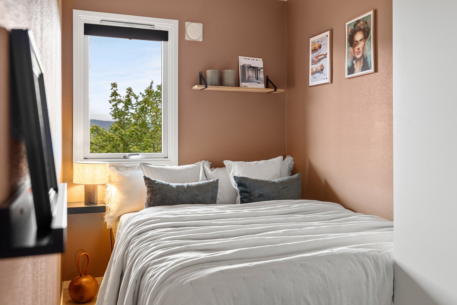 Soverommet er malt i behagelig farge samt vindusflater som slipper inn godt med naturlig sollys Galleribilde