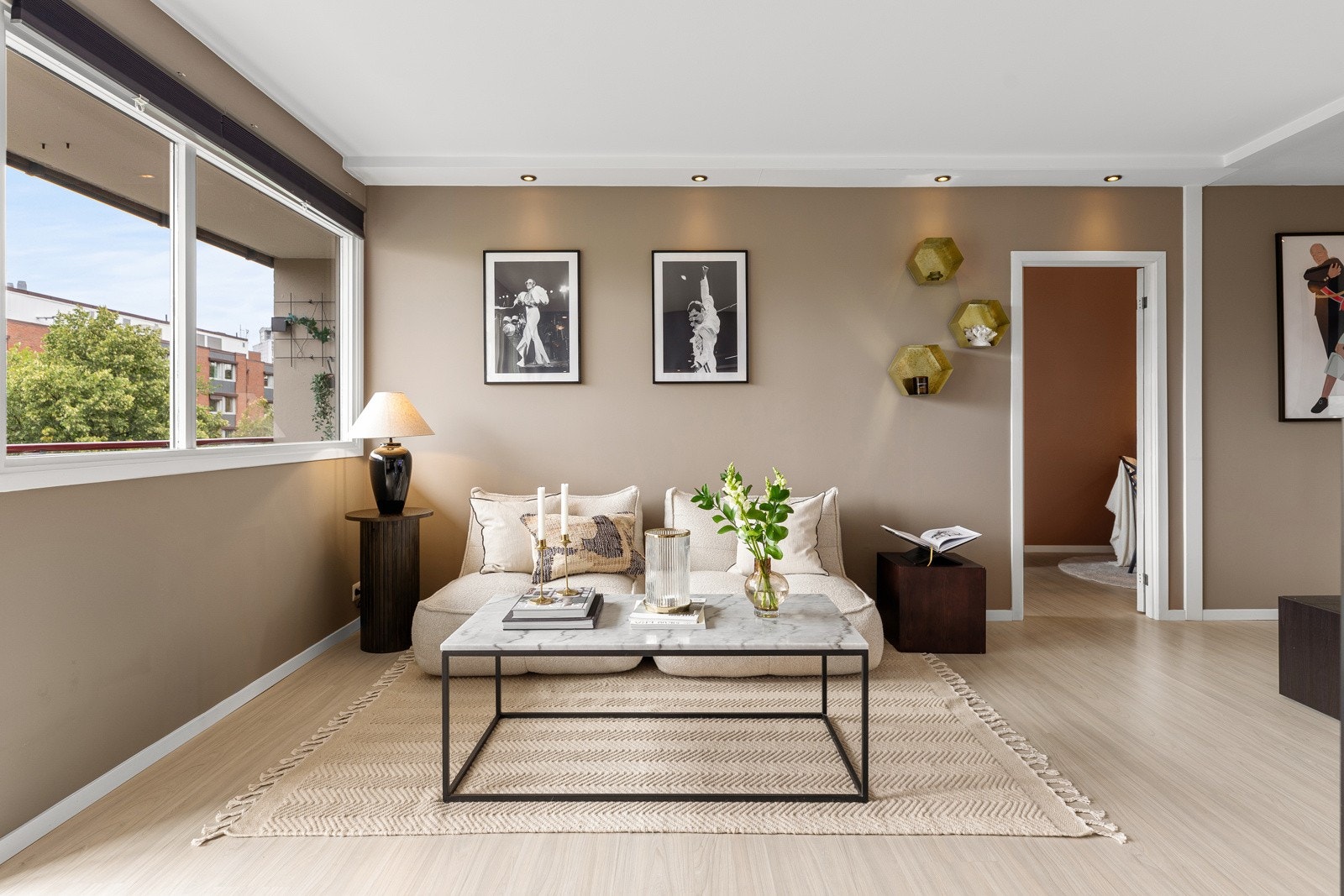 Lys og luftig stue med god plass til sofagruppe og øvrig stuemøblement Galleribilde