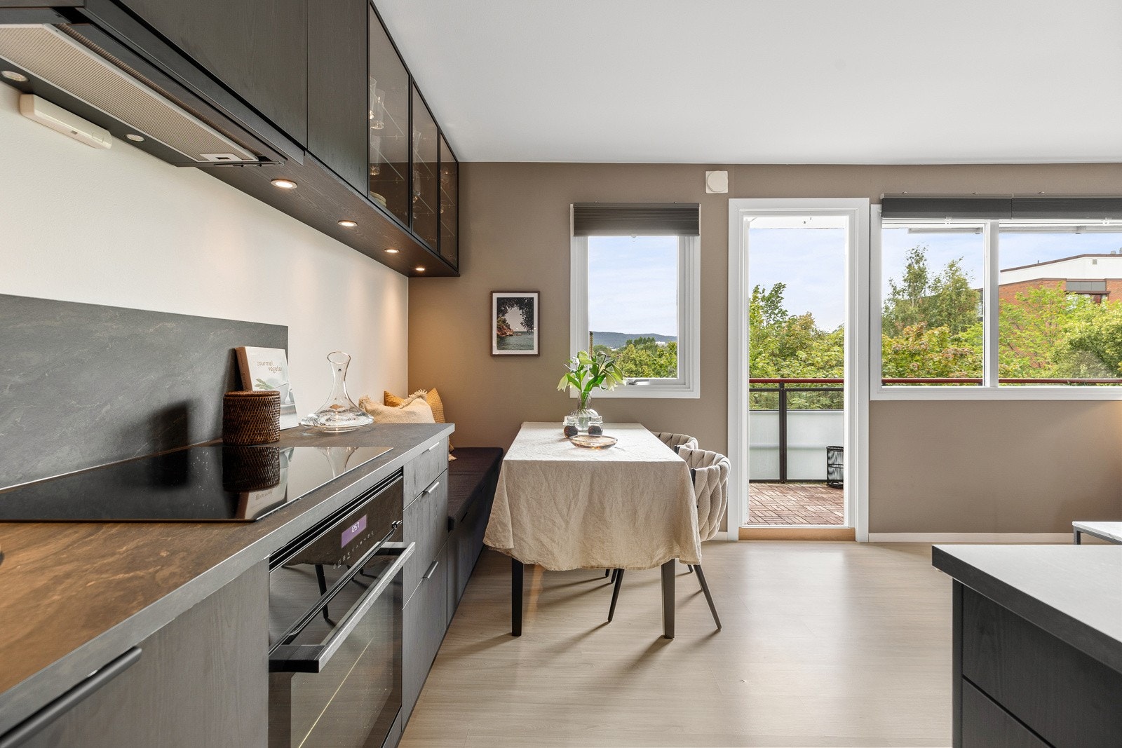 Integrerte hvitevarer som oppvaskmaskin, kjøl/frys, platetopp og avtrekksvifte fra Witt samt stekeovn fra AEG Galleribilde