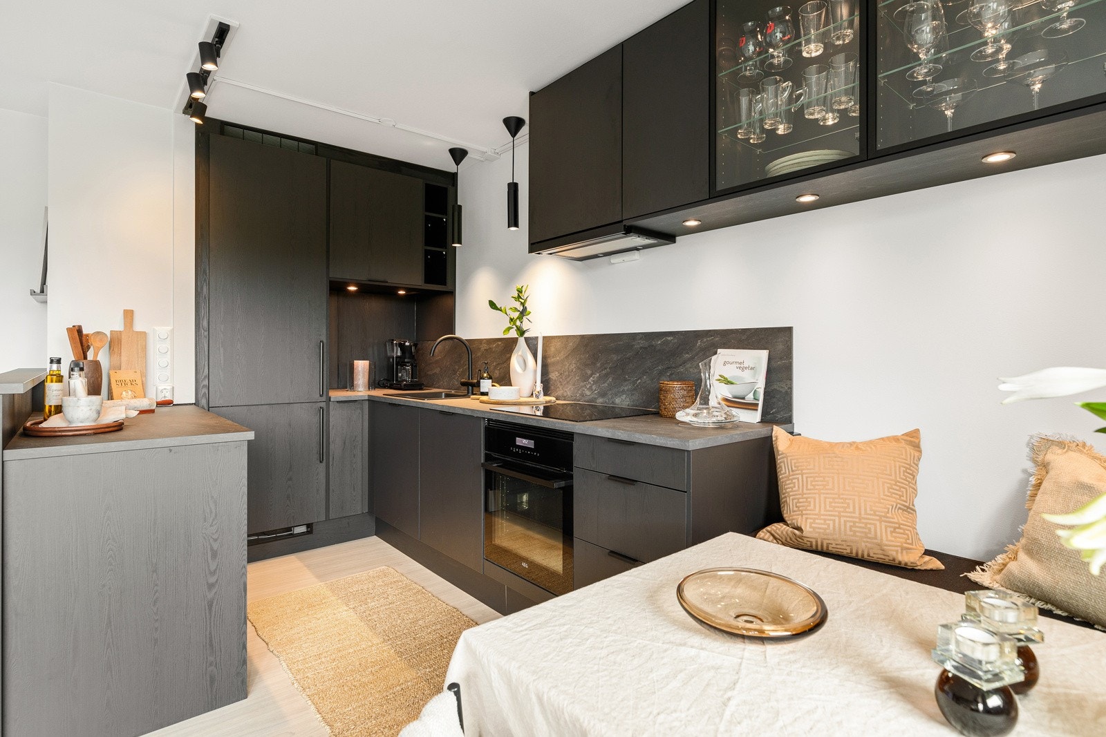 Hele 12 skuffer med masse oppbevaring på kjøkken og sittebenk Galleribilde