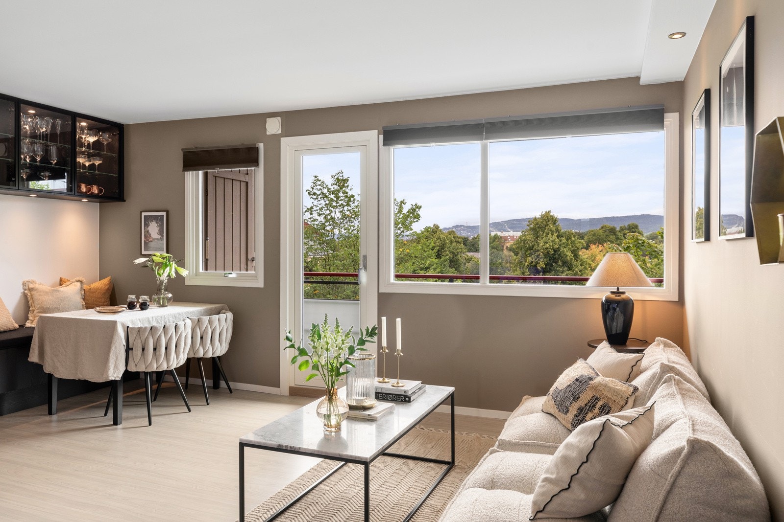 Rekken av store vindusflater sørger for gode lysforhold Galleribilde