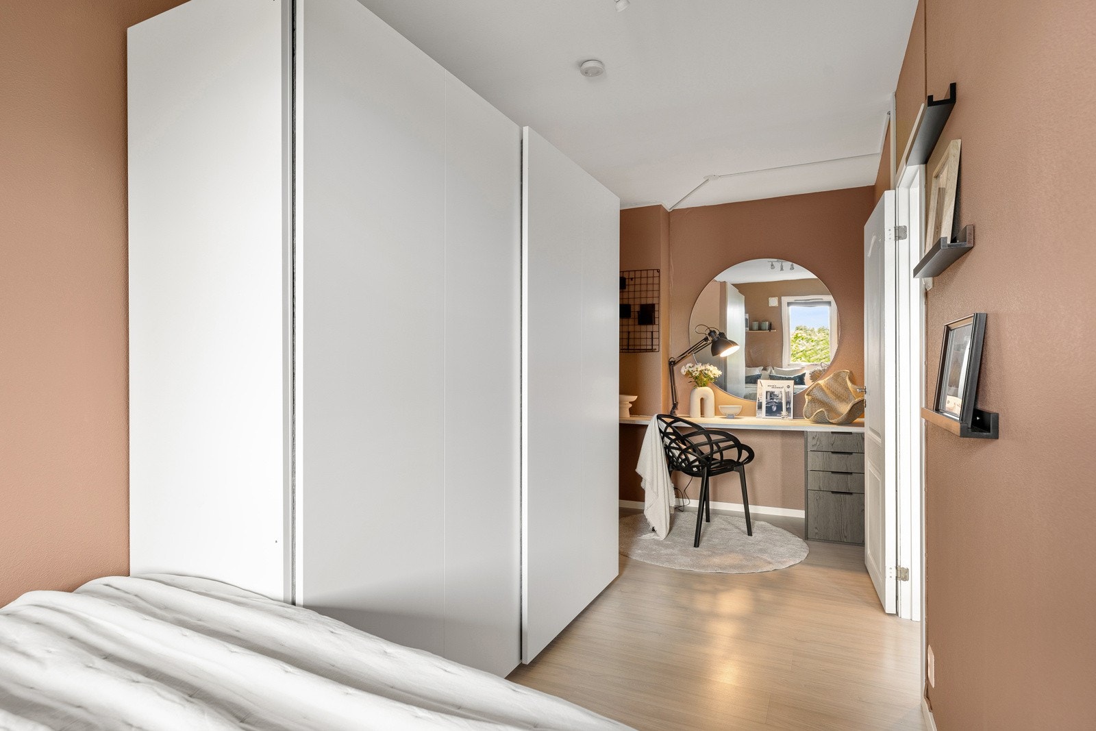 Spesialtilpasset kontorpult i naturlig nisje Galleribilde