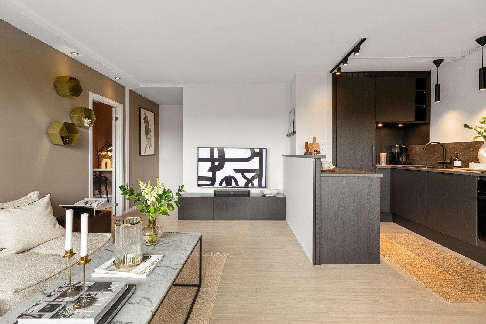 Stue/kjøkken i en åpen og sosial løsning Galleribilde