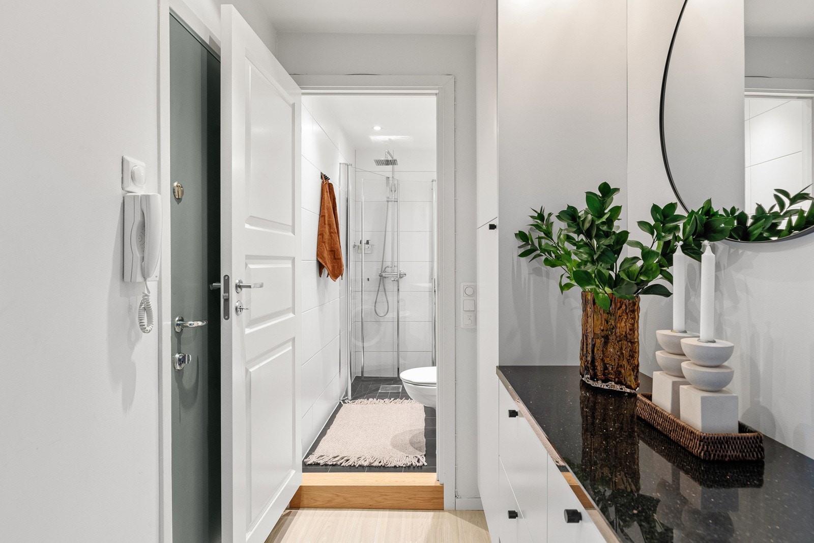 Yttertøy og sko kan pent plasseres i tilpasset garderobe fra den norske kvalitetsleverandøren Fossline med Black Galaxy granitt benkeplate Galleribilde