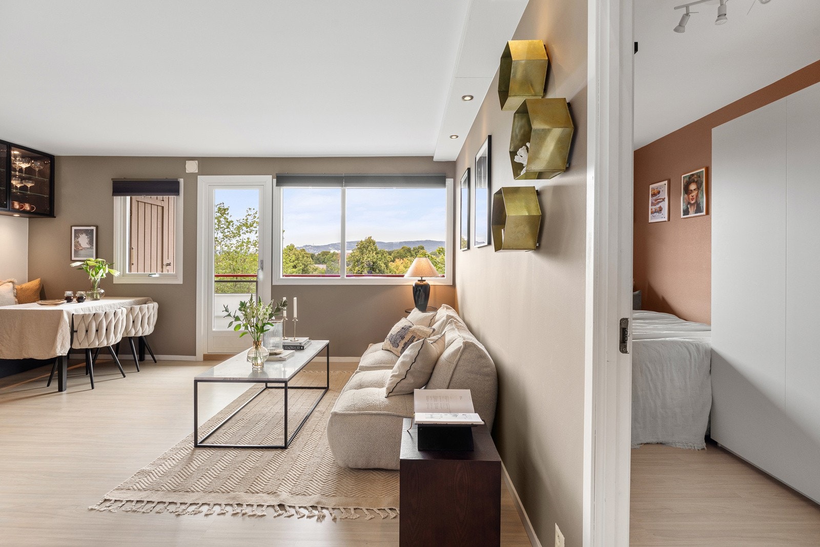 Luftig soverom med god plass til seng og stort garderobeskap Galleribilde