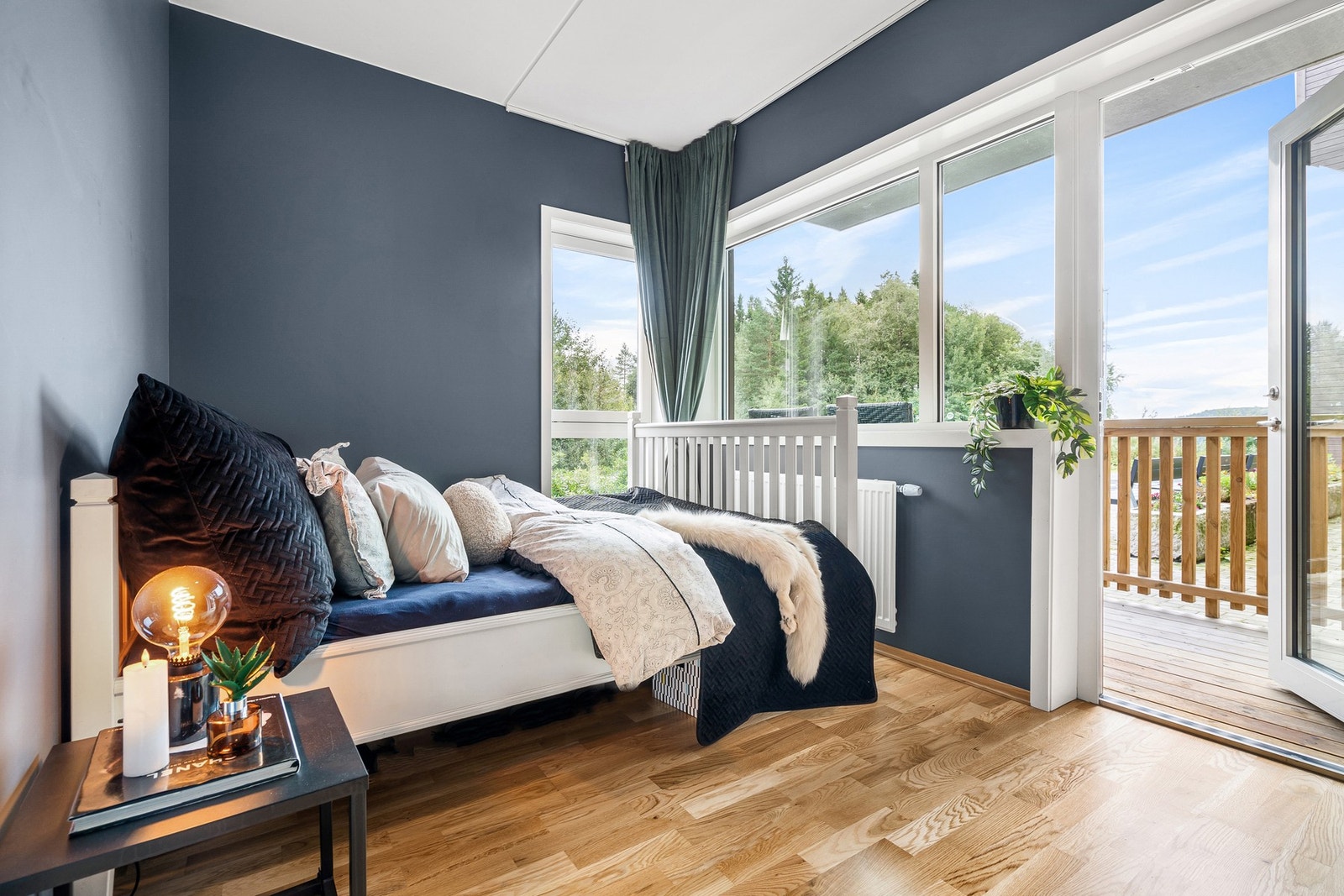 Det er direkte utgang til den andre balkongen fra soverommet. Galleribilde