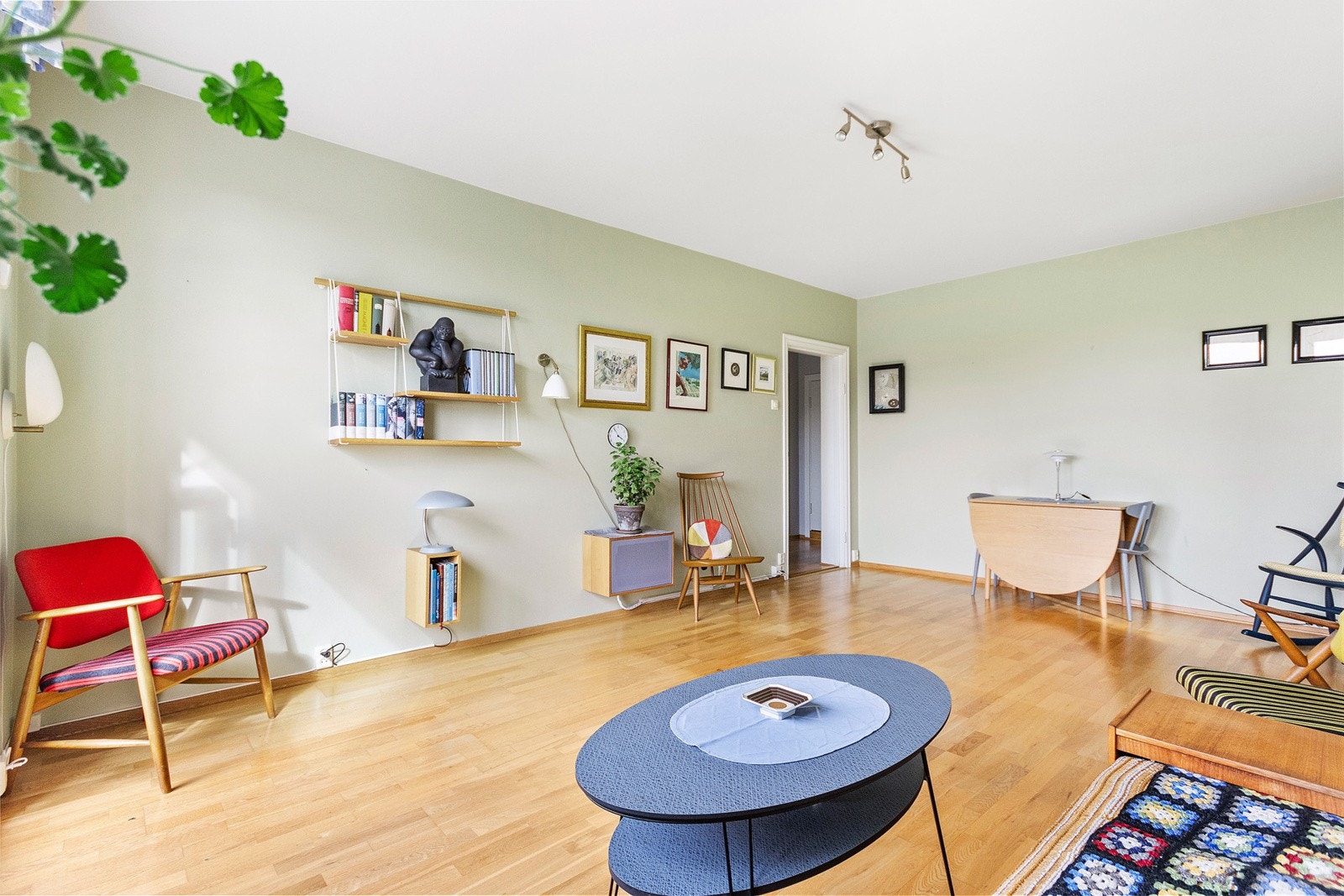 Lys stue med parkett på gulv og malte slette vegger Galleribilde