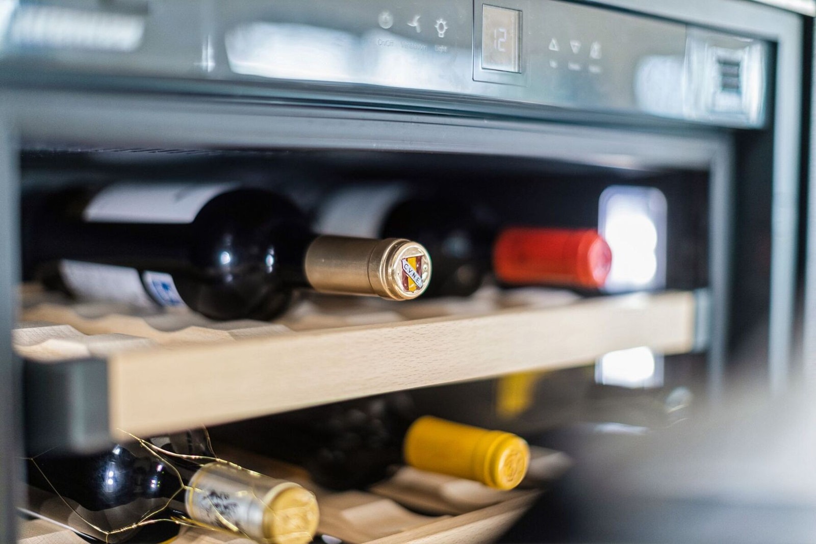 Vinskapet sikrer perfekt temperert vin. Galleribilde