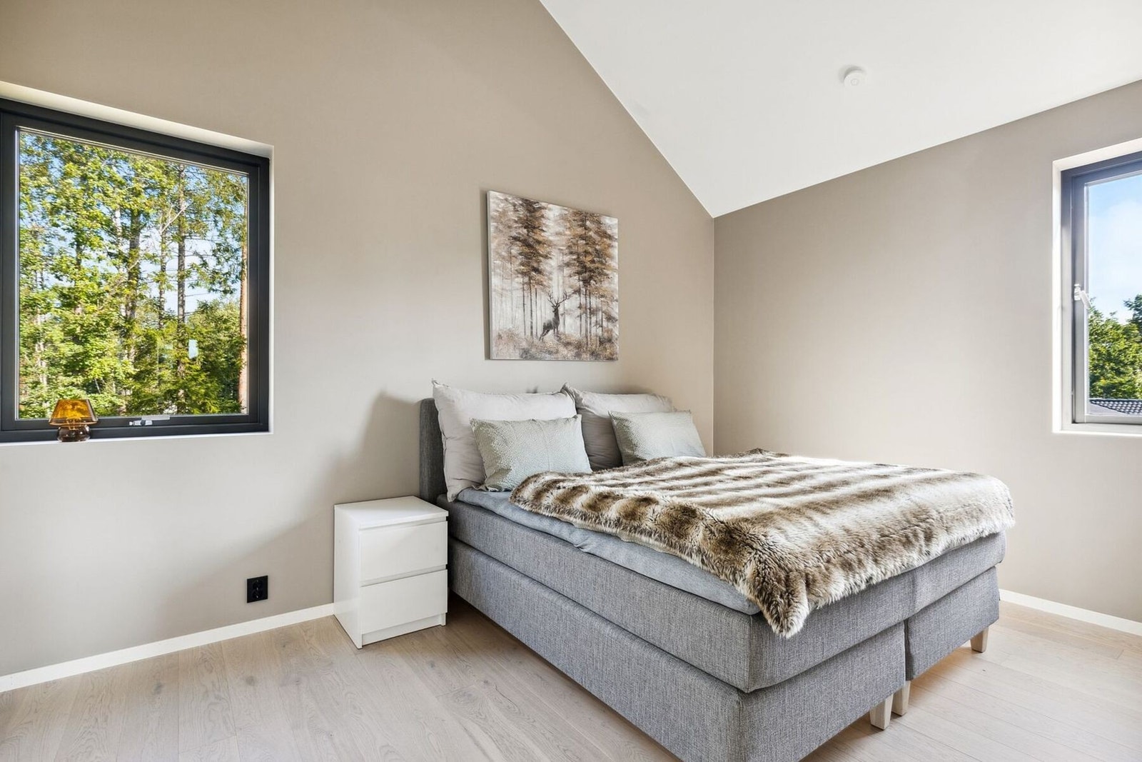 Hovedsoverom med plass til garderobe og også inngang til eget tiltalende flislagt bad. Galleribilde