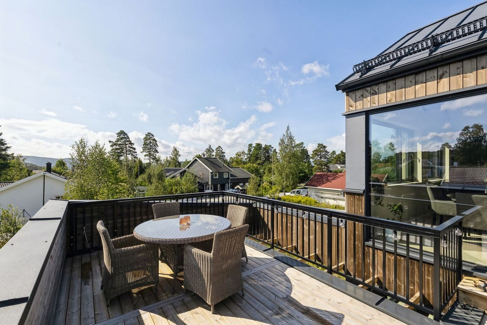 Stor, solrik sydvendt terrasse. Galleribilde