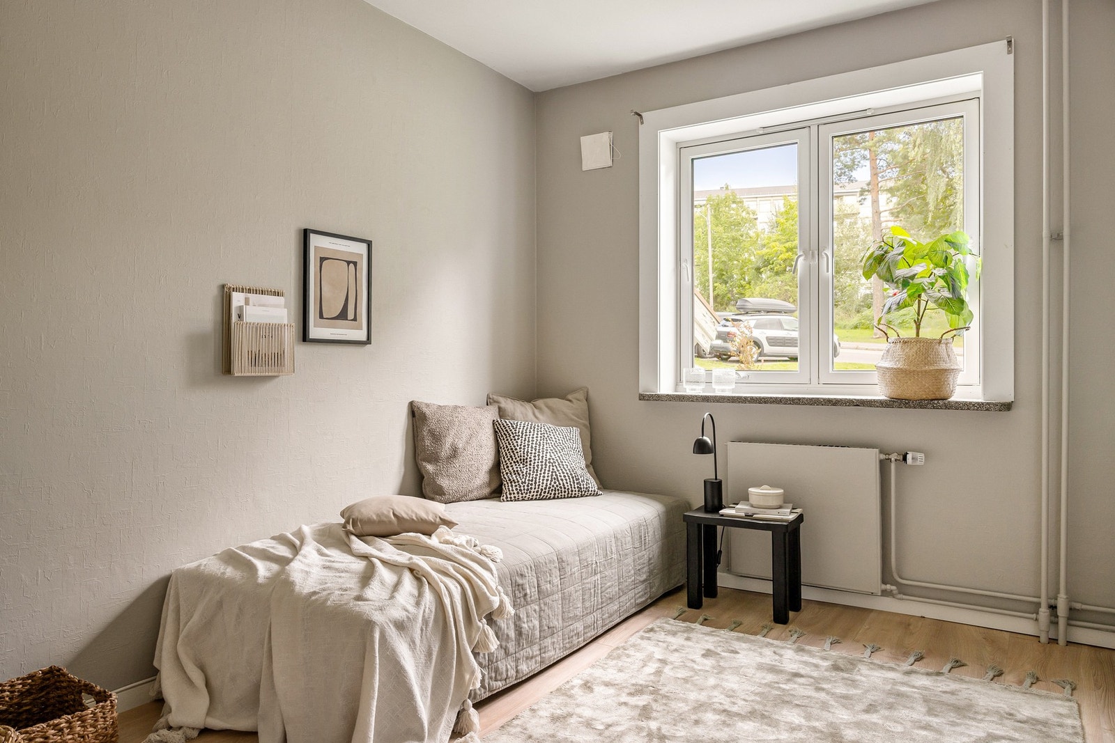 Romslig soverom byr på god plass til stor seng og skap. Det er varme fra radiatorer tilknyttet felles anlegg under vinduet. Galleribilde