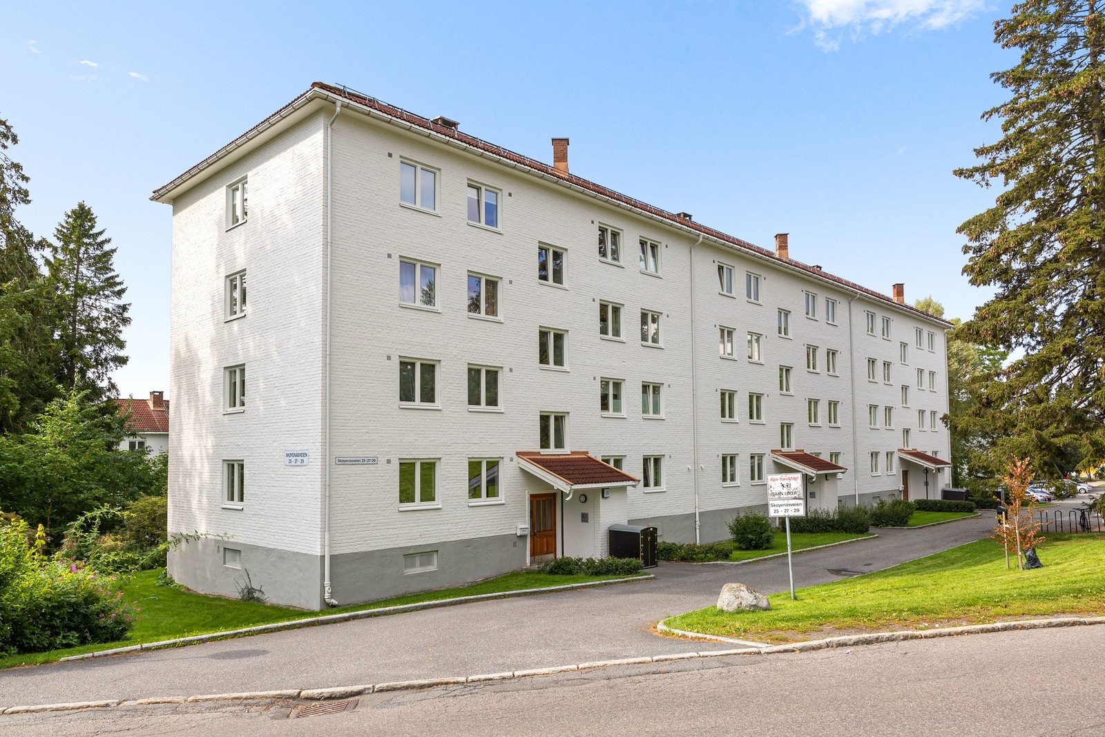 Bygget har en hvit vakker fasade og boligen har en sentral beliggenhet på Oppsal, kun få minutters gange fra Oppsal senter. Galleribilde