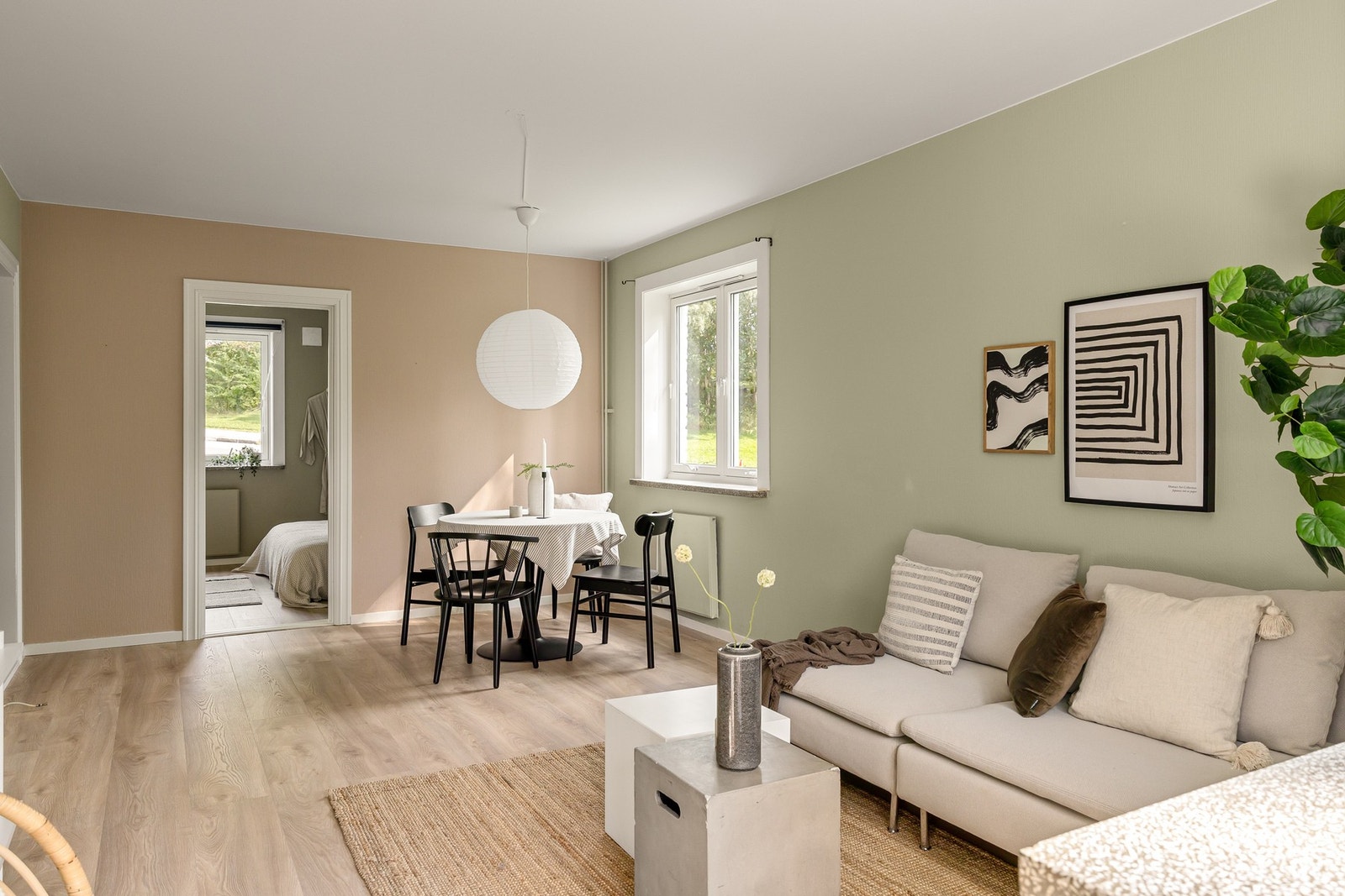 Stuen har store nye vinduer fra 2019 som sikrer rikelig med naturlig lys fra tre himmelretninger. Galleribilde