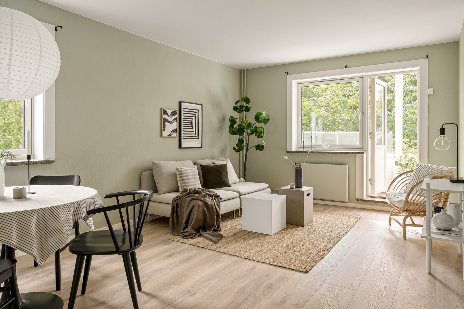 Den romslige stuen byr på god plass til både sofa og spisemøbler. Galleribilde
