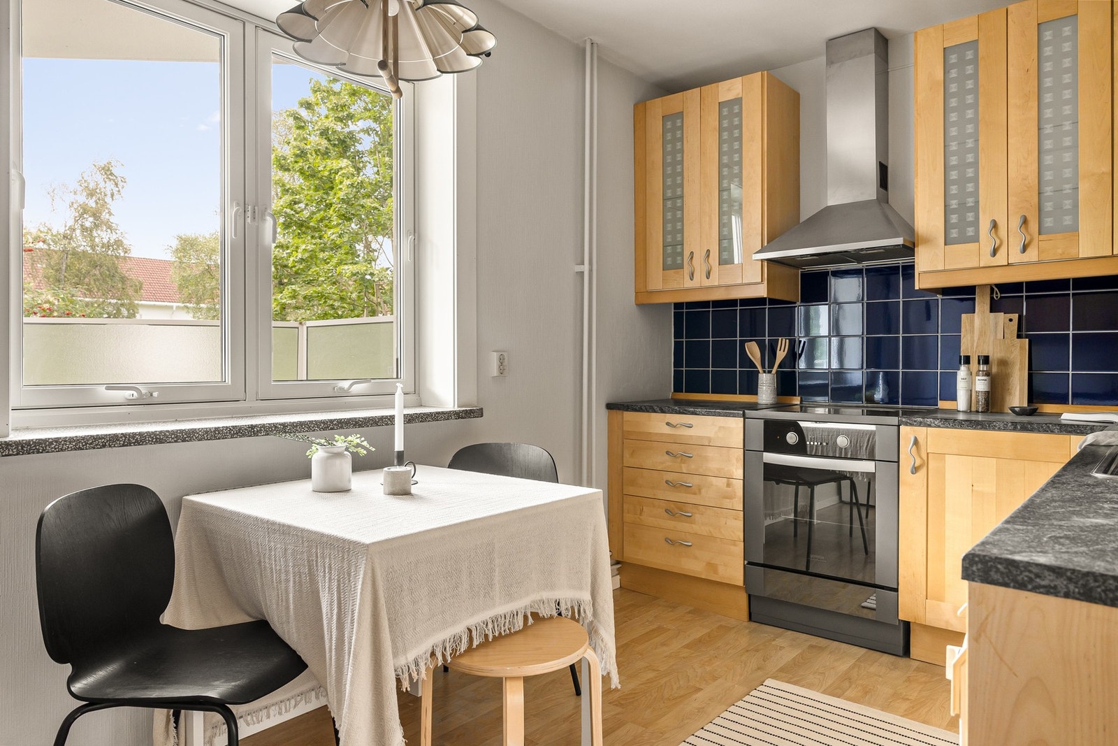 Separat kjøkken har frittstående hvitevarer som kjøleskap med frysedel, stekeovn, vaskemaskin, tørketrommel og oppvaskmaskin som medfølger i handelen. Galleribilde