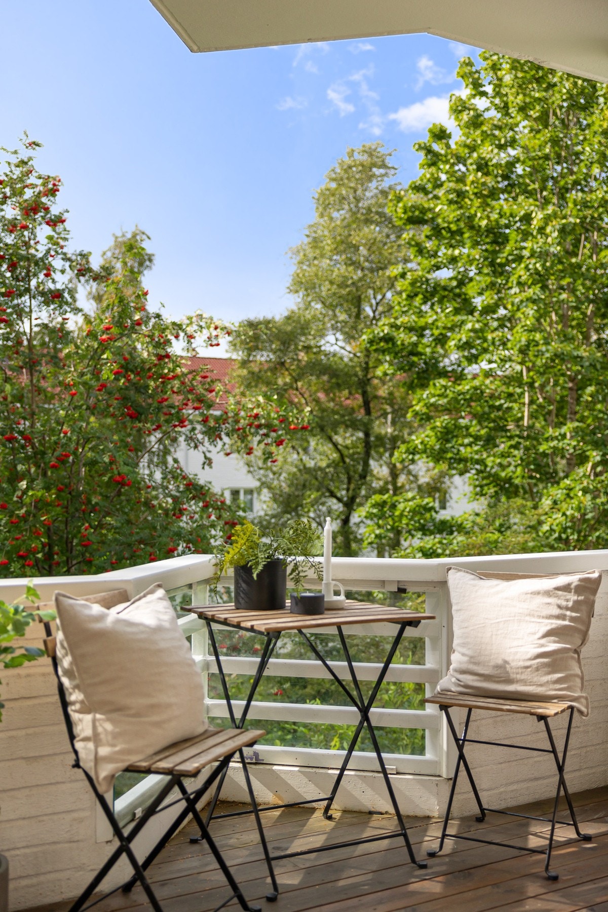 Her kan man nyte solen til lyden av fuglekvitter eller invitere til en kaffe. Galleribilde