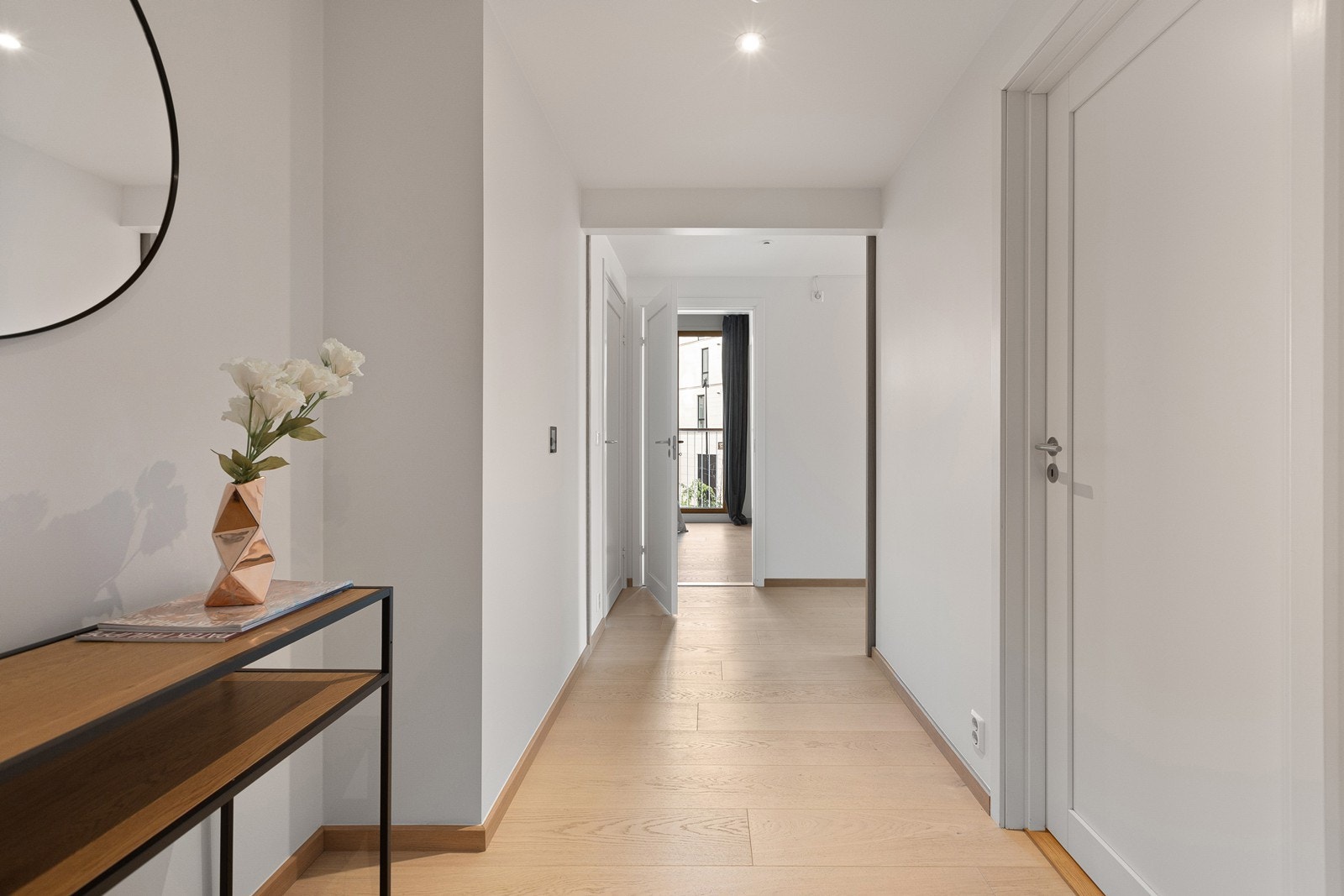 Fin entré med plass til å henge av yttertøy. Entréen er tilknytte praktisk bod/garderobe med fin størrelse Galleribilde