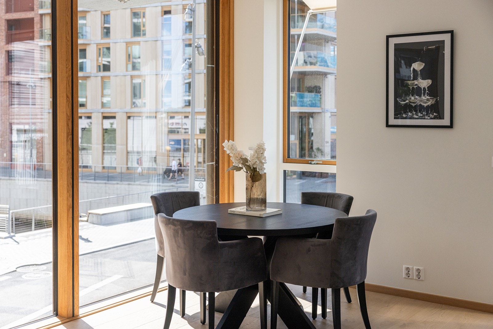 God plass til spisestuedel. Stuen har vinduer fra gulv til tak Galleribilde
