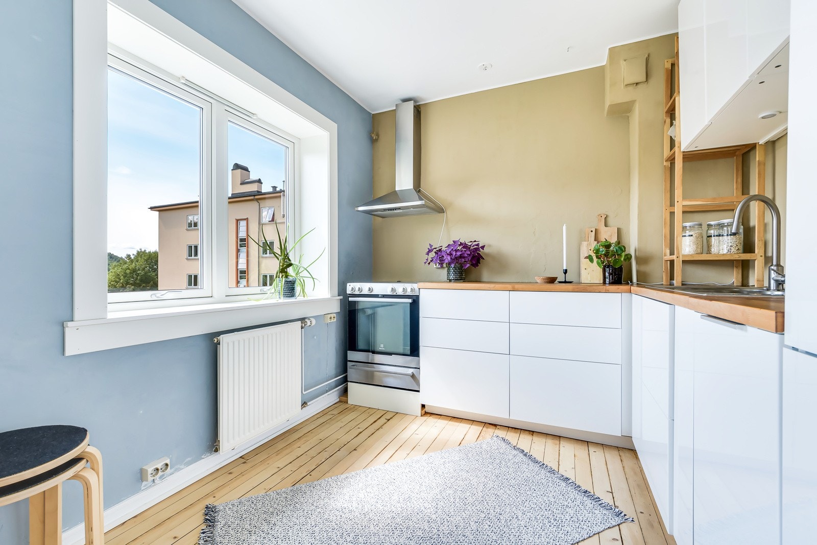 Innredningen har slette fronter og benkeplate av tre. Det er godt med skap- og benkeplass for matlaging og oppbevaring. Galleribilde