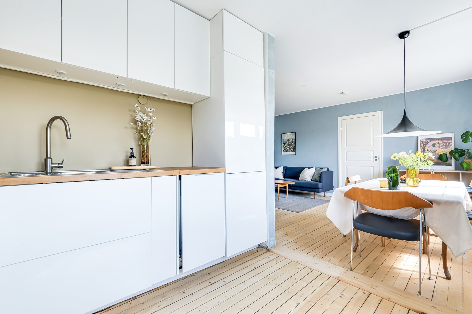 Det er integrert oppvaskmaskin og kjøleskap med fryserdel samt gulvstående komfyr. Galleribilde