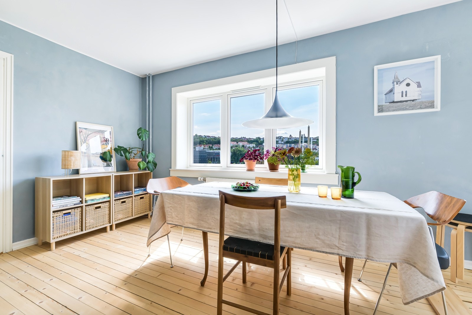 Videre er vinduene med to-lags glass fra 2022. Galleribilde