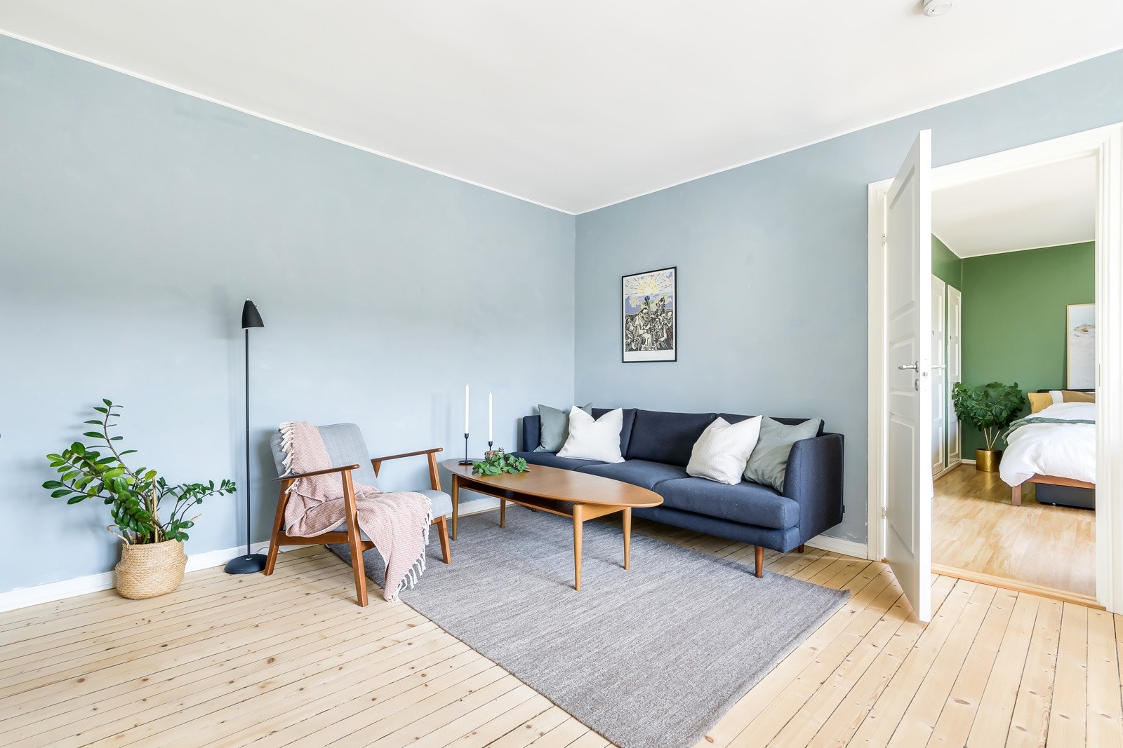 Overflatene er malt i en lekker blåtone og gulvet er belagt med tregulv. Galleribilde