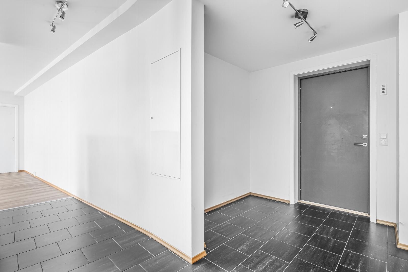 Romslig vindfang og gang med god plass til sko og yttertøy. Galleribilde