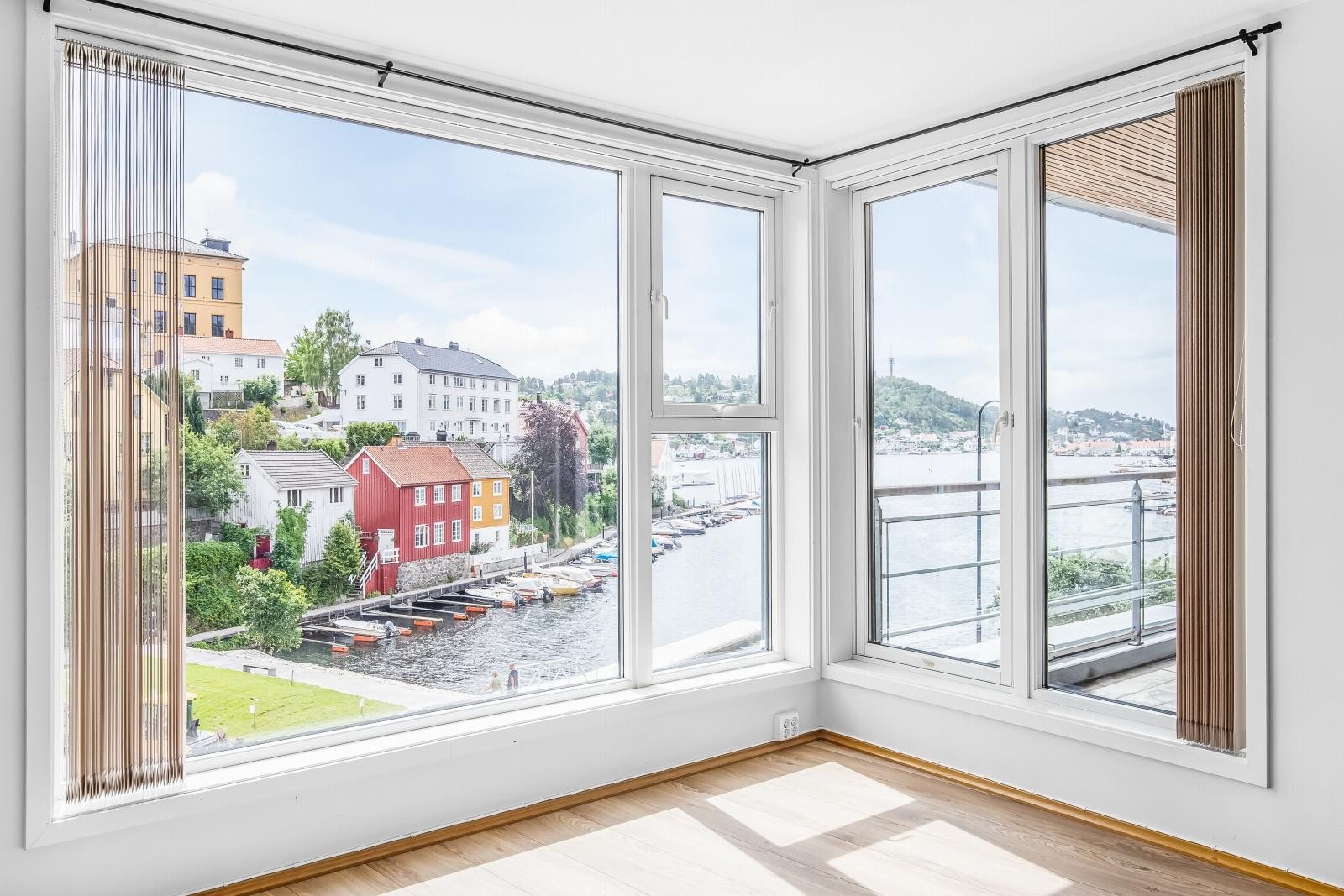 Med flott endebeliggenhet kan utsikten kan også nytes inne i leiligheten. Galleribilde