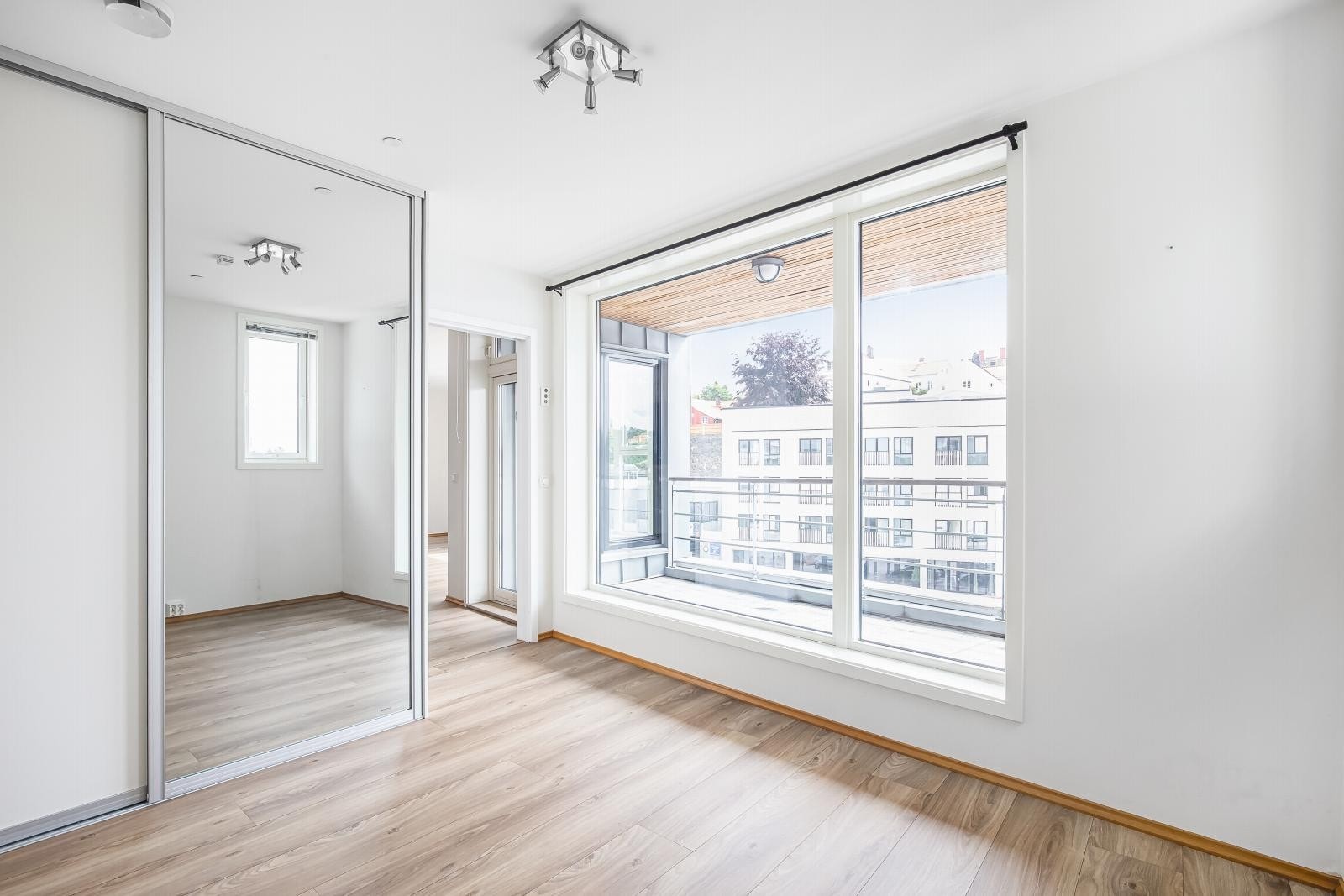 Skyvedørsgarderobe på soverom. Galleribilde