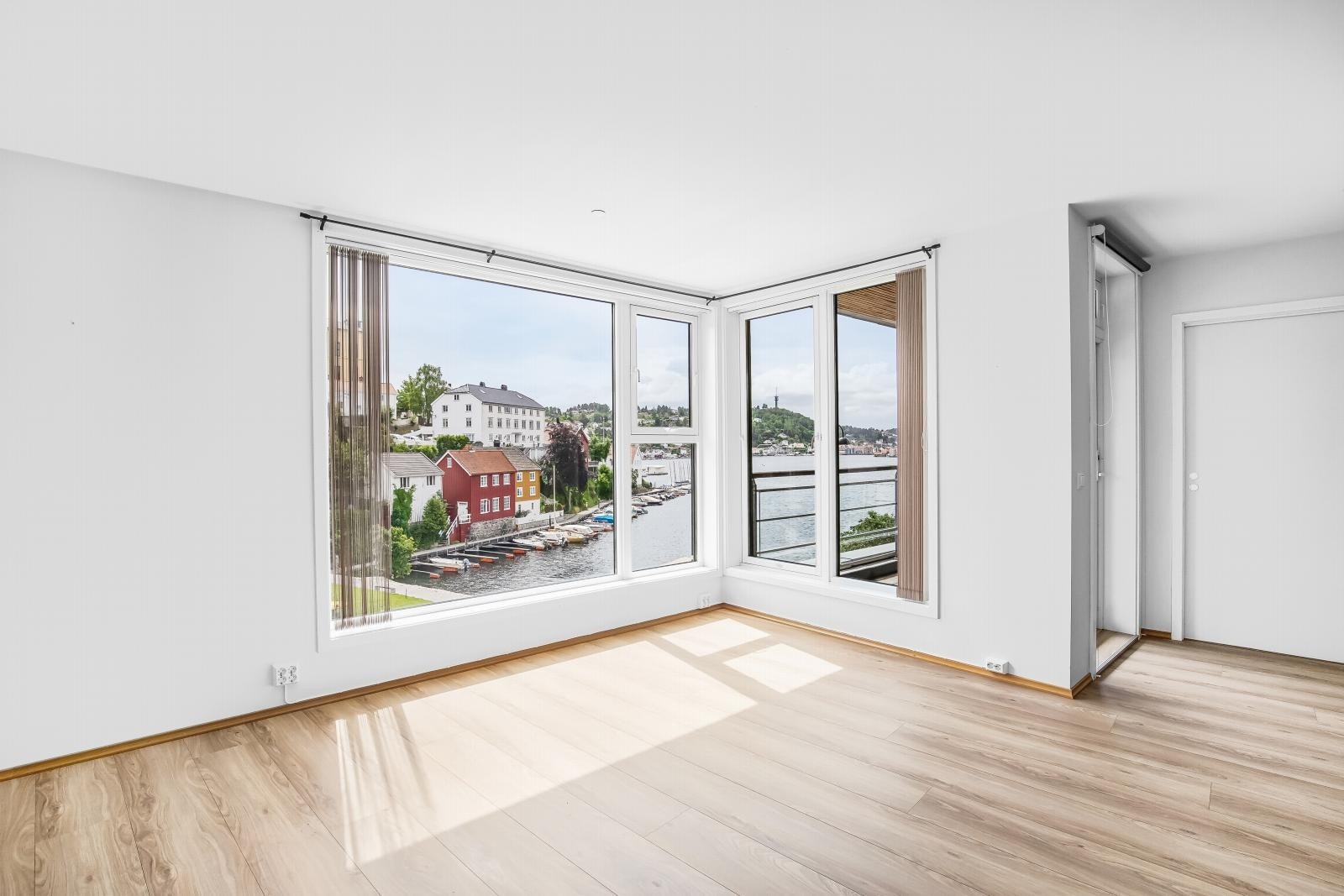 Lys og luftig stue med god plass til flere sittegrupper. Galleribilde