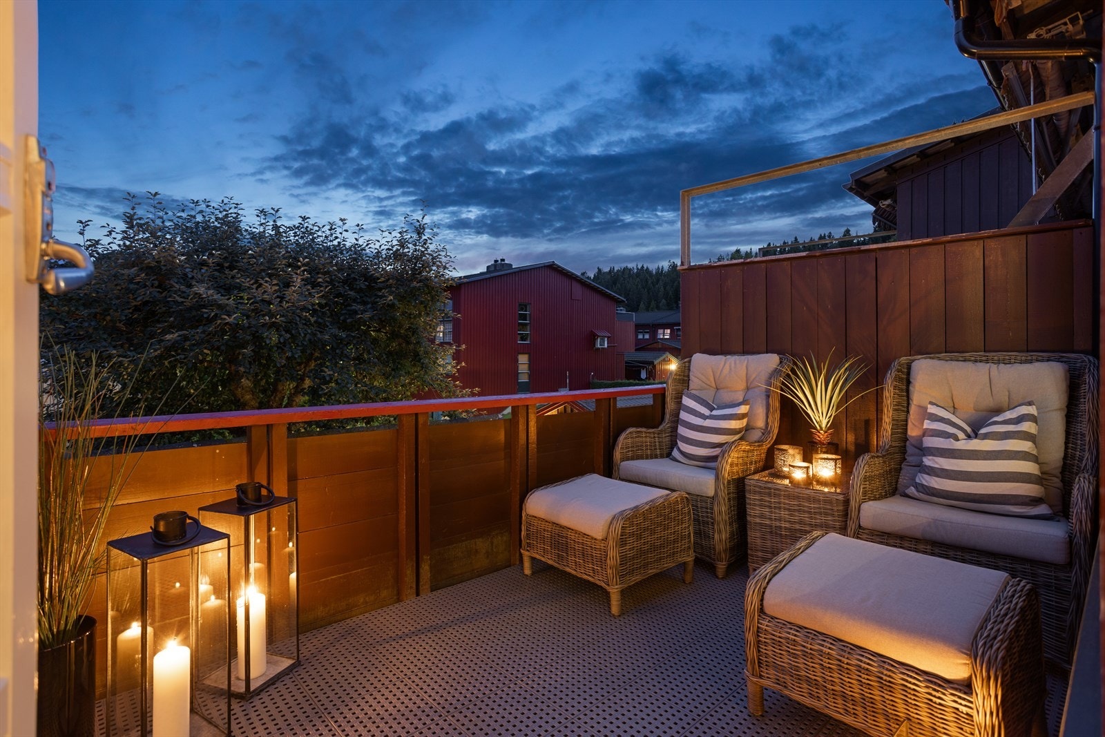 Fra stuen er det utgang til en trivelig balkong på 10 m² med gode solforhold. Galleribilde