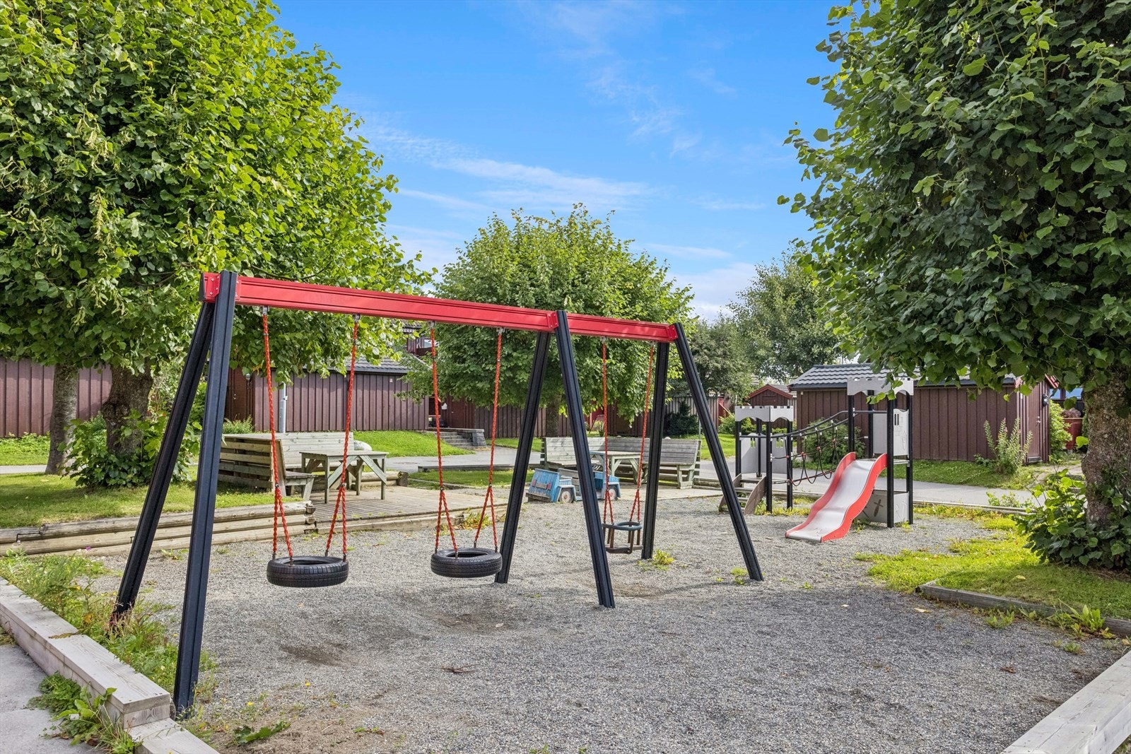 Tunet like ved har lekeplass - det er også kort vei til idrettsanlegg, skole og barnehage. Galleribilde