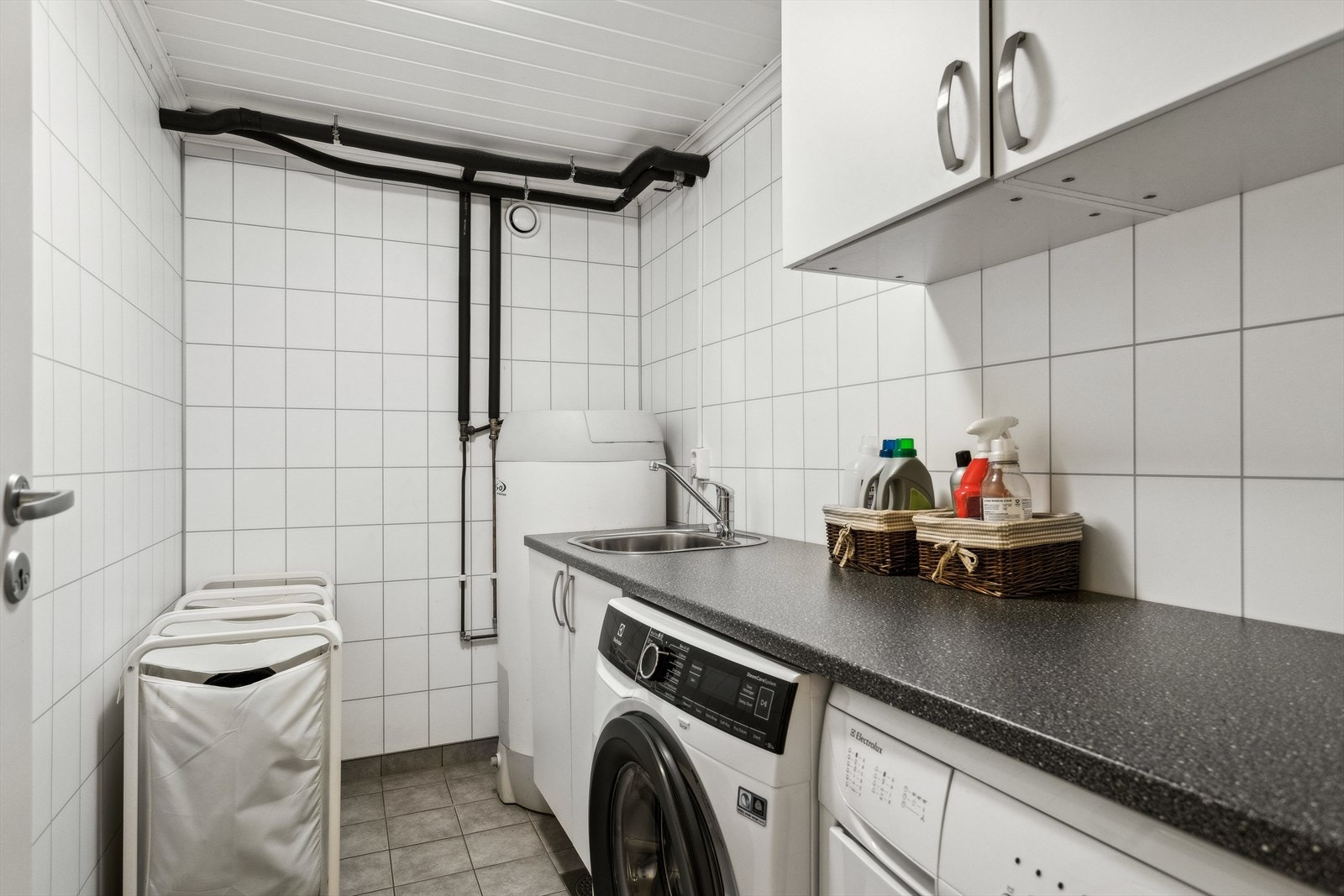 Vaskerom i kjeller på 4,4 m². Et praktisk rom med god plass til å håndtere klesvasken! Galleribilde