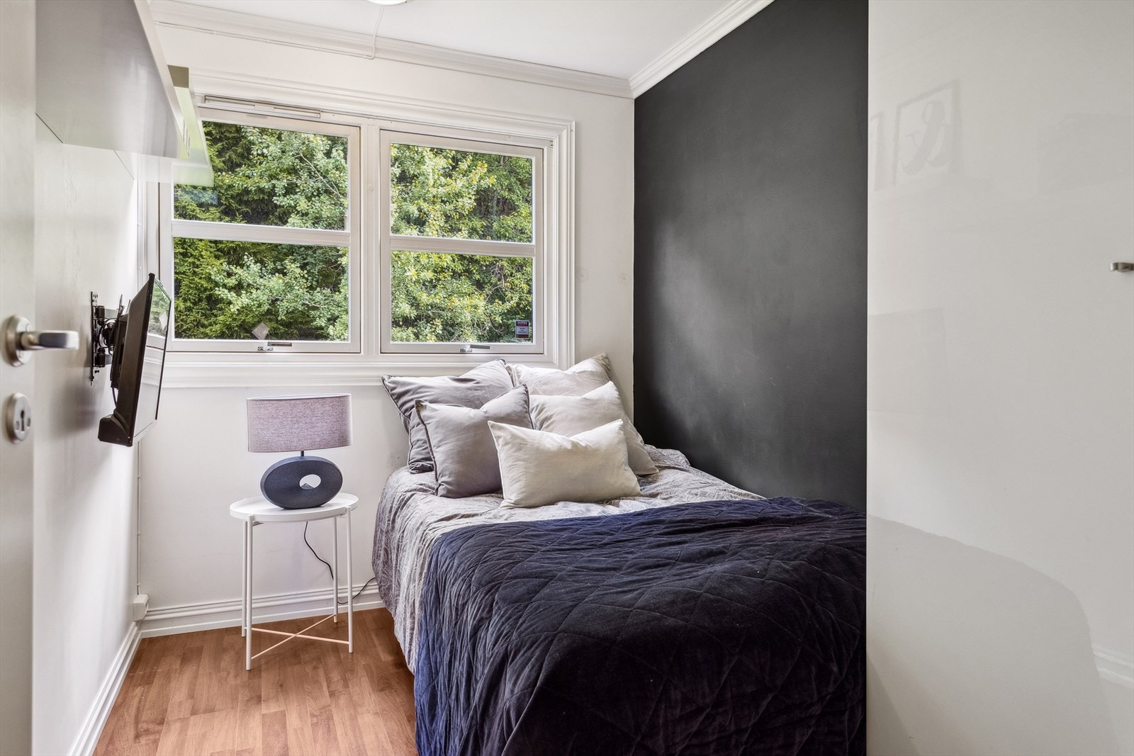 Det minste soverommet er på 6,6 m², men har god plass til innredning. Rommet vender mot svale omgivelser uten støy. Galleribilde