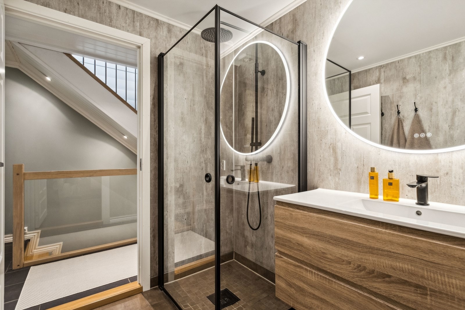 Badet er på 4,8 m² og har servant, speil med lys, dusjhjørne og toalett. Galleribilde