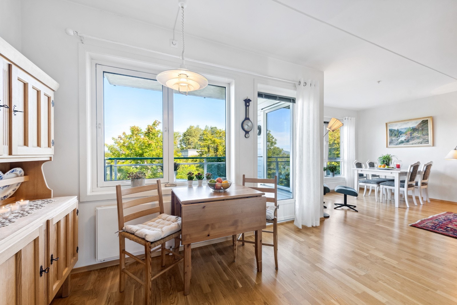 Store vindusflater gir godt med naturlig lys Galleribilde