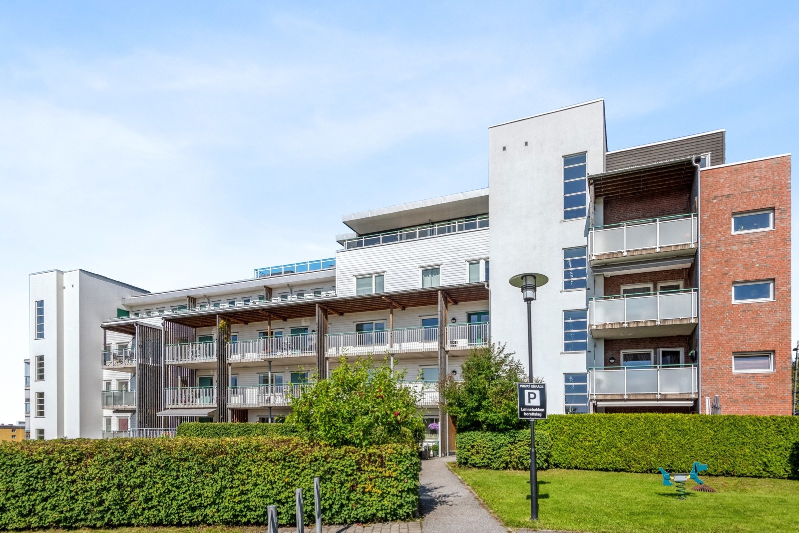 Fasade og pent opparbeidet fellesareal Galleribilde