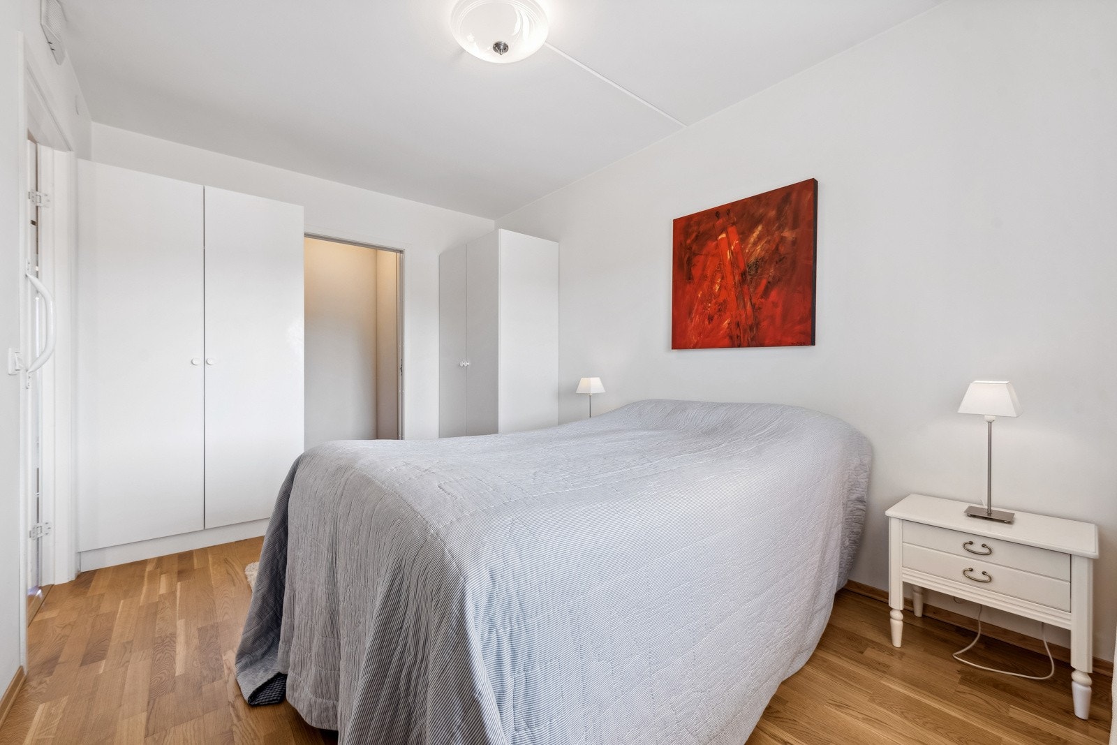 Hovedsoverom har inngang til bod/garderobe Galleribilde