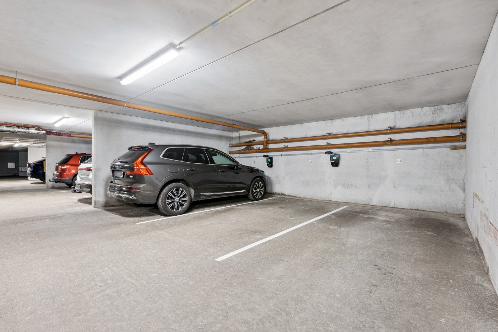 Garasjeplass med portåpner og mulighet for ladestasjon Galleribilde