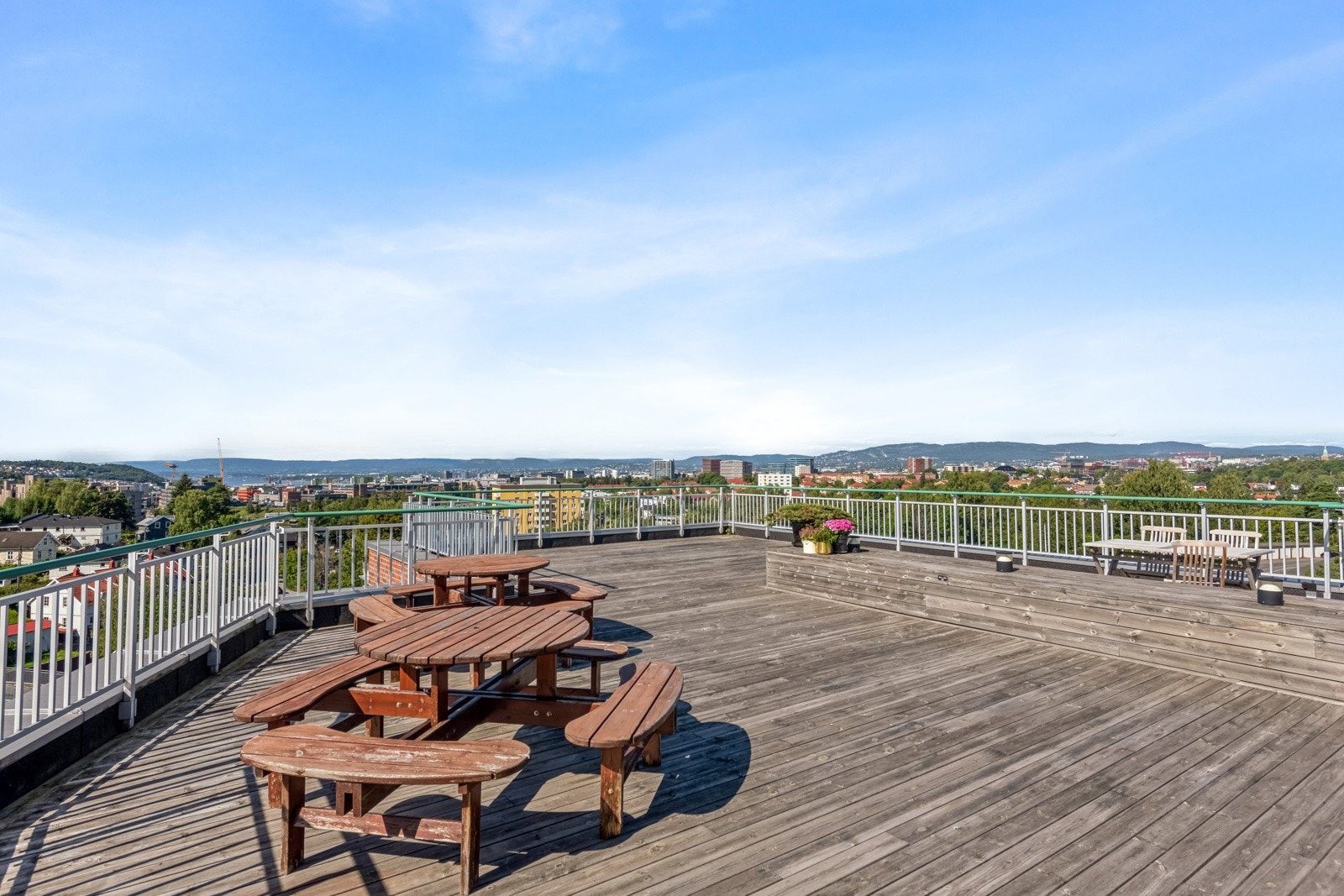 Felles takterrasse med utemøbler og herlig utsikt over byen og fjorden! Galleribilde