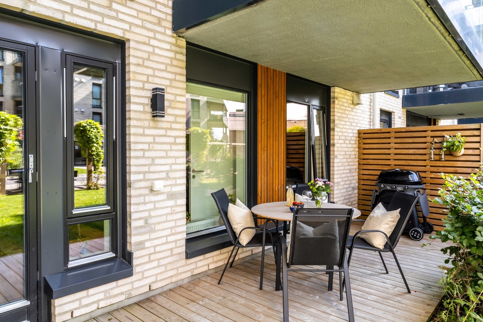 Terrassen blir en naturlig forlengelse av leiligheten på sommerhalvåret. Her ligger alt til rette for mange hyggelige dager i solen. Galleribilde
