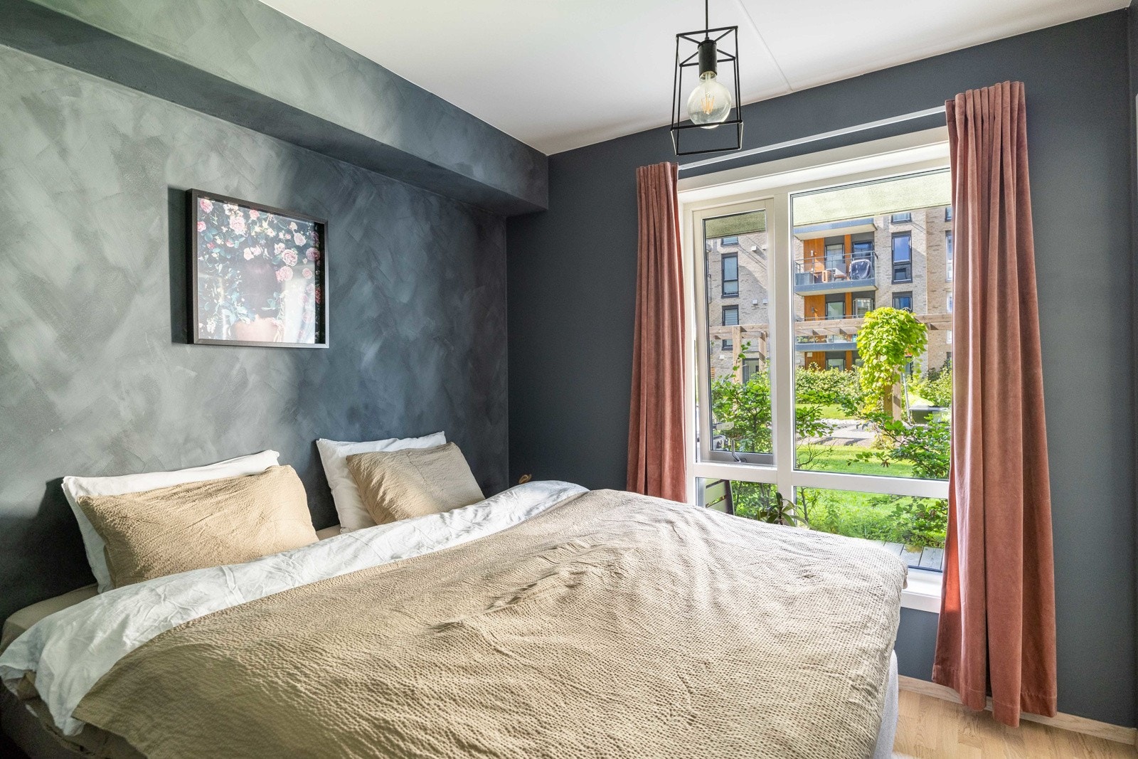 Romslig soverom med plass til dobbeltseng og god belysning fra store vindusflater Galleribilde