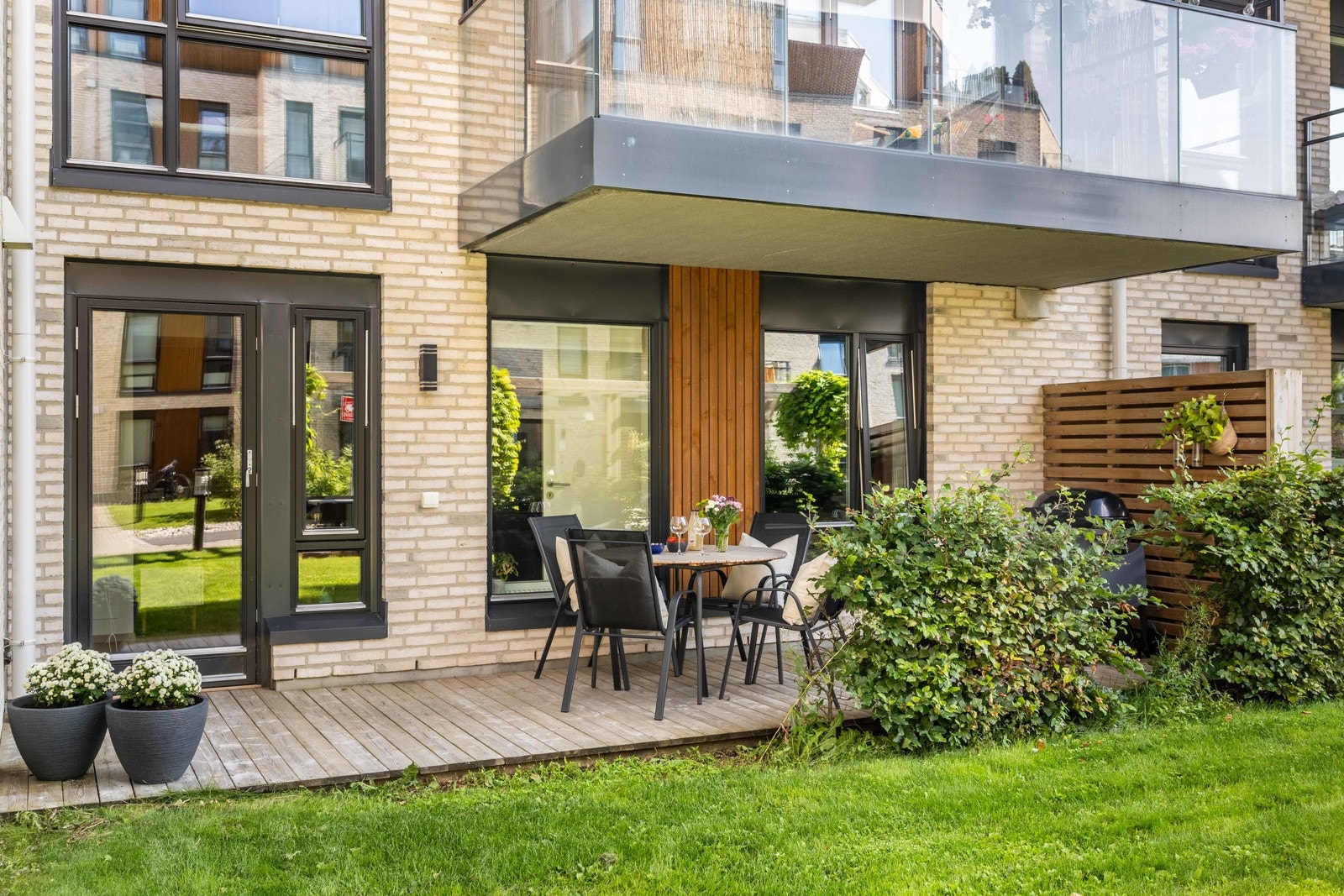 Fra stuen er det utgang til en vestvendt markterrasse på 13 kvm Galleribilde